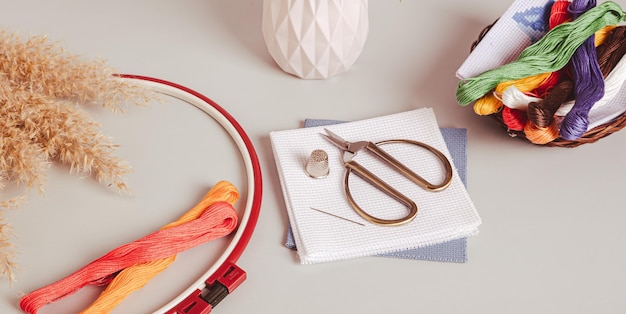 Materiały do haftu leżące na stole